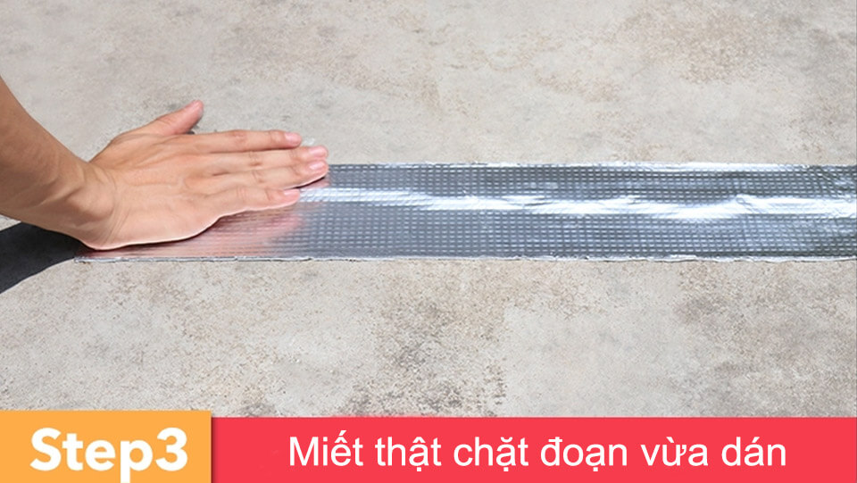 bước 3 miết thật chặt đoạn vừa dán